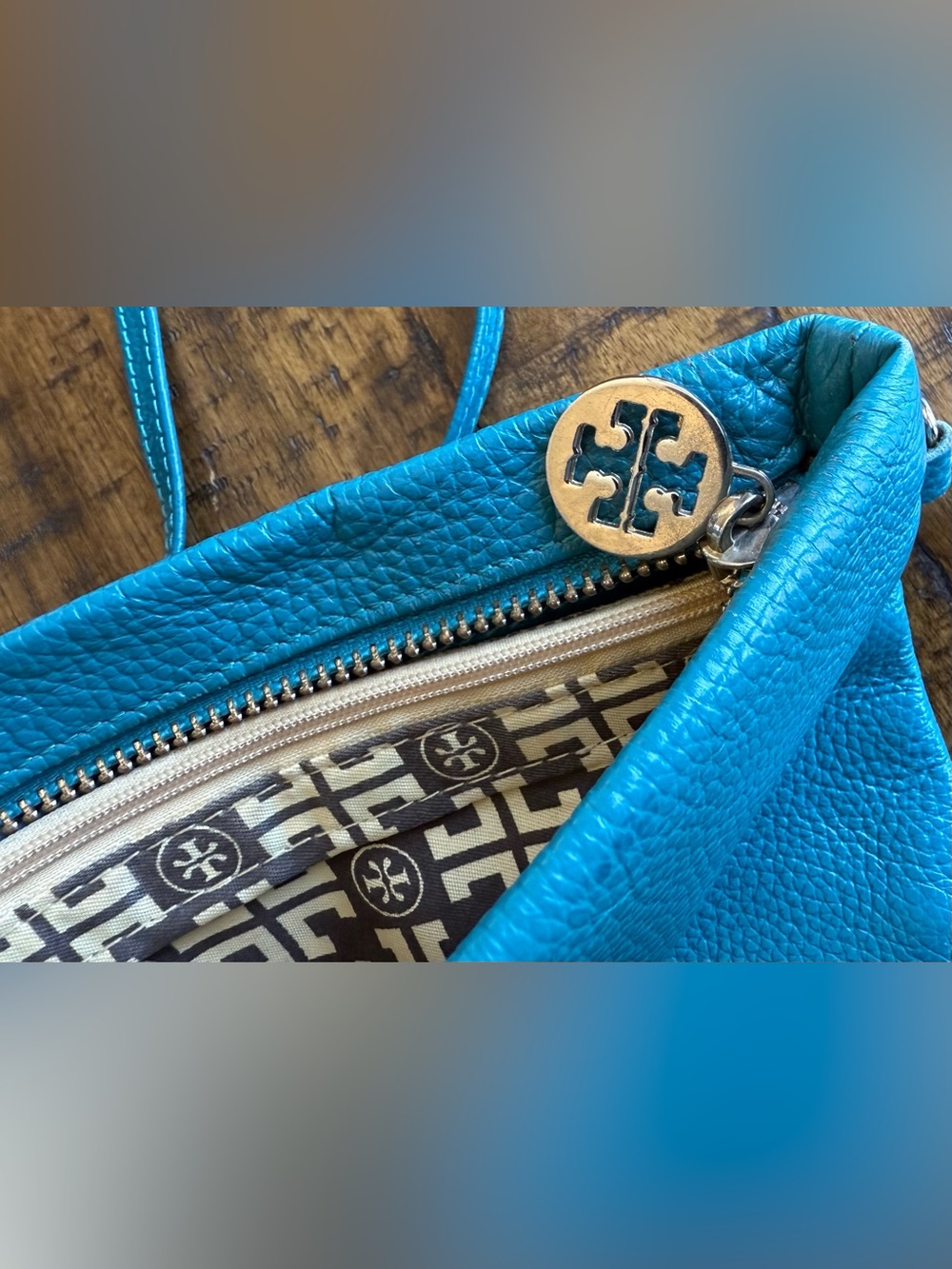 Tory Burch Teal Crossbody Phone Bag Gold Logo Travel School Brunch Weddings - Picture 9 of 10